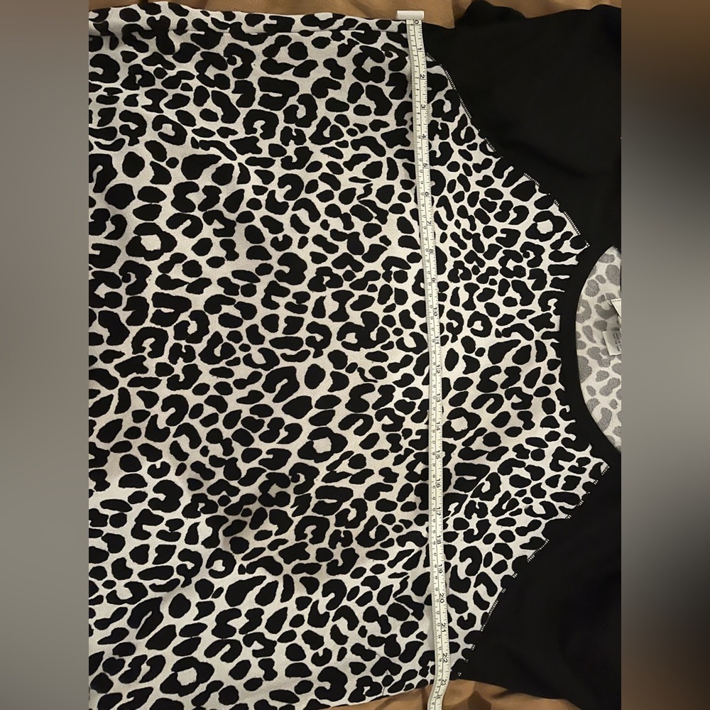 Cathy Daniels Black and White Animal Print Top - Picture 5 of 6